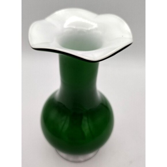 Green Glass Cased Flower Vase Ruffle Edge Trim Handmade 6.5 Inches Vintage - Picture 4 of 13